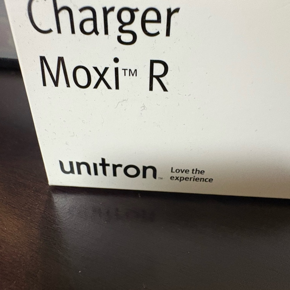 Moxi R Wearable Charger - Black